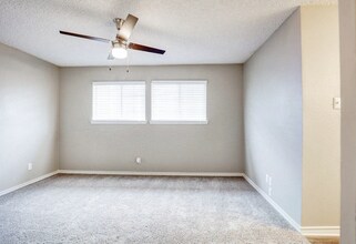 Embry Apartment Homes in Carrollton, TX - Foto de edificio - Building Photo