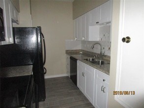 592 Wilcrest Dr in Houston, TX - Building Photo - Building Photo