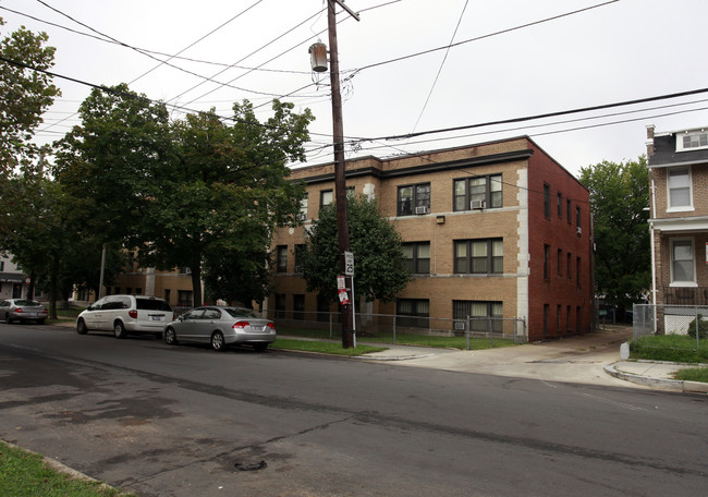 5400 7th St NW in Washington, DC - Foto de edificio - Building Photo