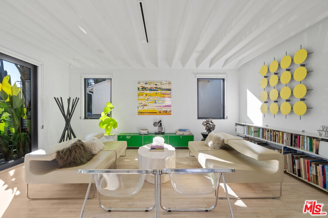 2340 Beach Ave in Los Angeles, CA - Building Photo