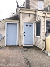 55 Beach St in Westerly, RI - Foto de edificio - Building Photo