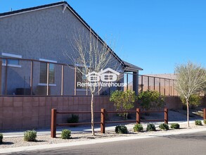 3370 E Constance Wy in Phoenix, AZ - Building Photo - Building Photo