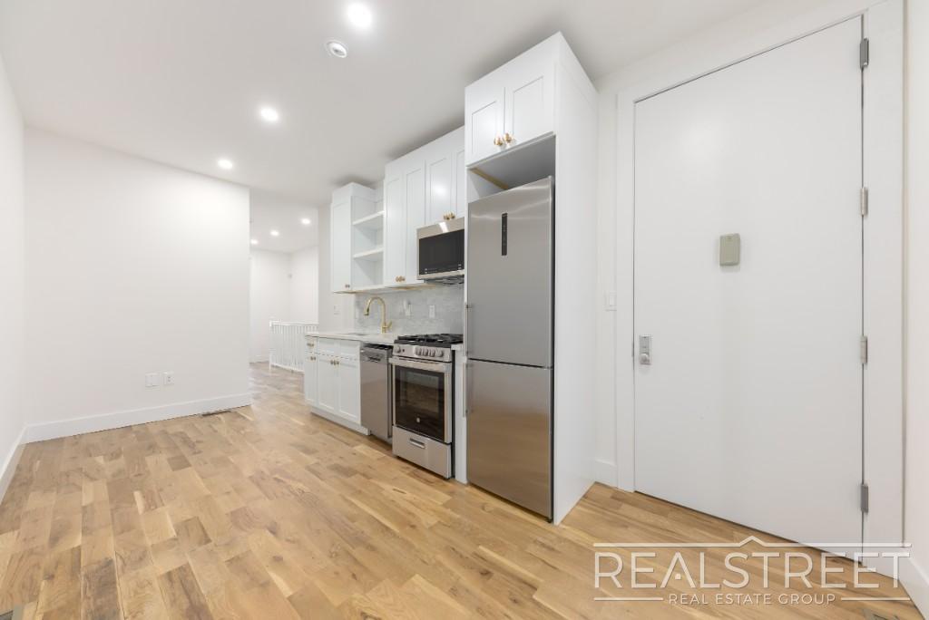 Brand New 2 Bed 2 Bath Duplex with Private in Queens, NY - Building Photo