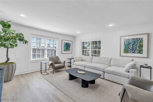 271 Broad Ave S in Naples, FL - Building Photo