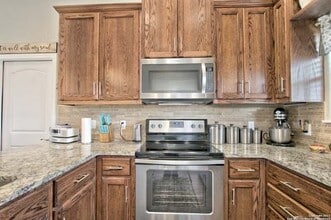 120 Navarro Xing in Seguin, TX - Building Photo - Building Photo