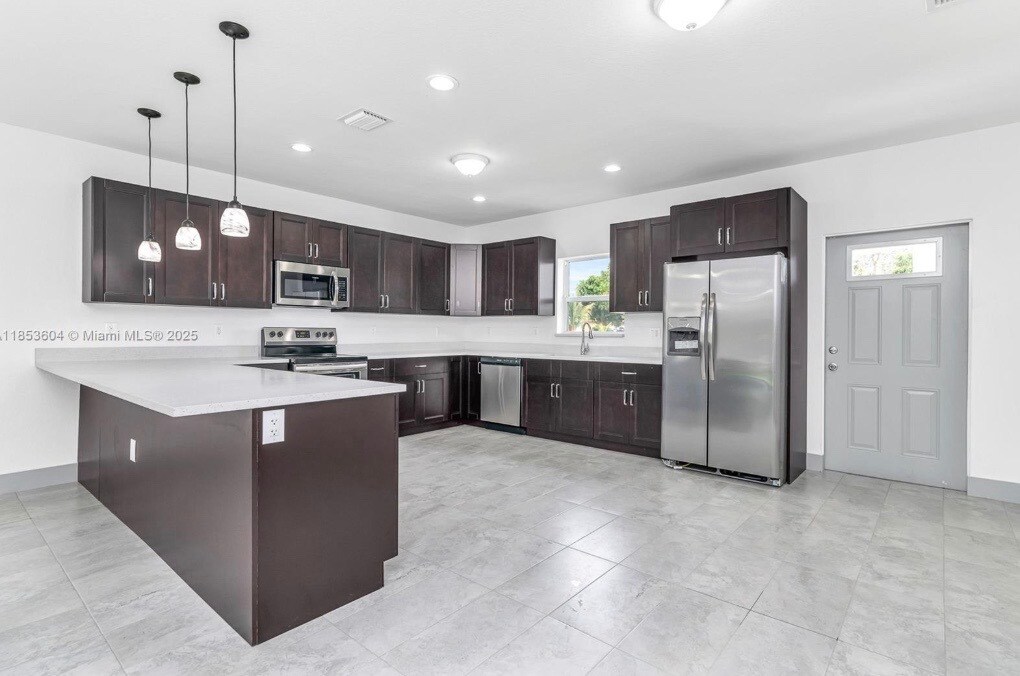 2360 NW 14th St in Fort Lauderdale, FL - Foto de edificio