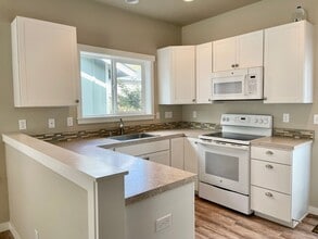 10719 Old Growth Lp in Kingston, WA - Building Photo - Building Photo