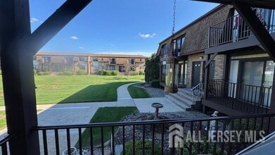 405 N Oaks Blvd in North Brunswick, NJ - Building Photo - Building Photo