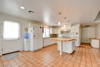 7040 Bailey Cir in Las Vegas, NV - Building Photo - Building Photo