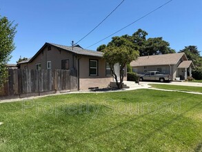 208 N Acacia Ave in Ripon, CA - Building Photo - Building Photo