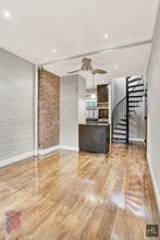 West 52nd Street, Unit 13E in New York, NY - Foto de edificio - Building Photo