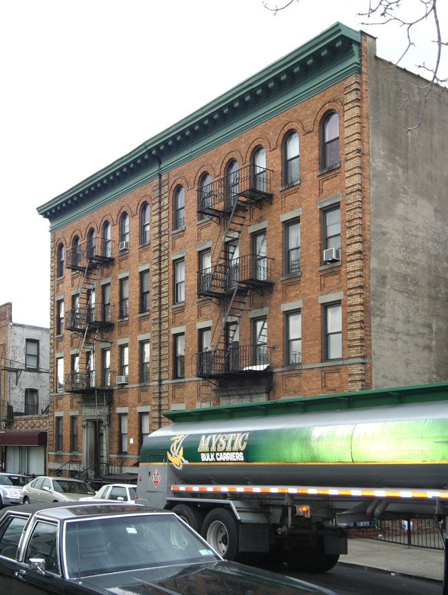 31-80-31-84 43rd St in Astoria, NY - Foto de edificio - Building Photo