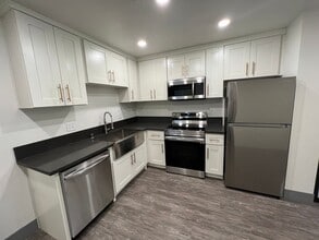 10779 Woodbine St, Unit 105 in Los Angeles, CA - Building Photo - Building Photo