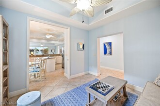 7832 Hawthorne Dr in Naples, FL - Foto de edificio - Building Photo