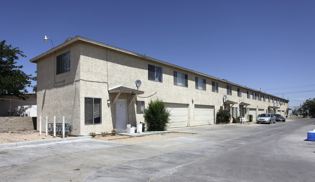 Luxor Apartments in Hesperia, CA - Building Photo