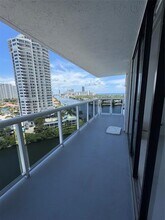 20515 E Country Club Dr in Miami, FL - Building Photo - Building Photo