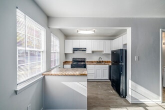 Quarterpath Place in Williamsburg, VA - Foto de edificio - Interior Photo