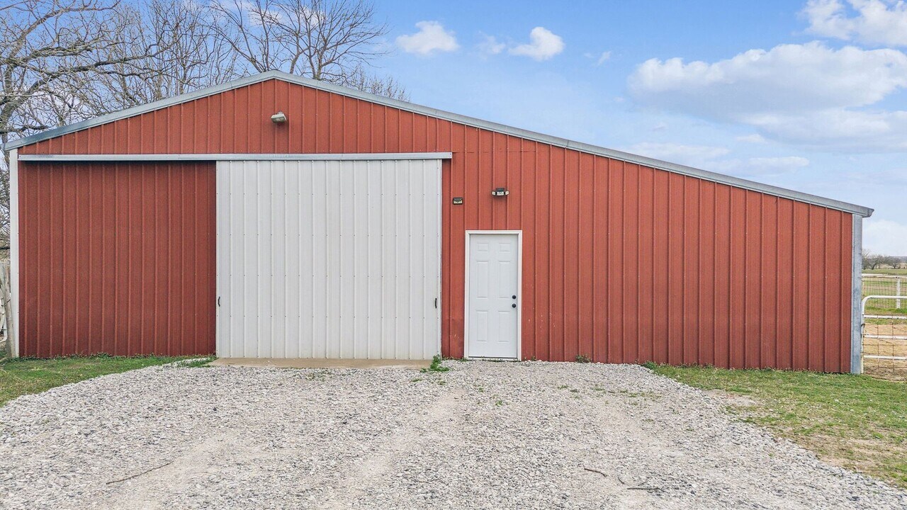10235 NW 84th Ave in Sperry, OK - Building Photo