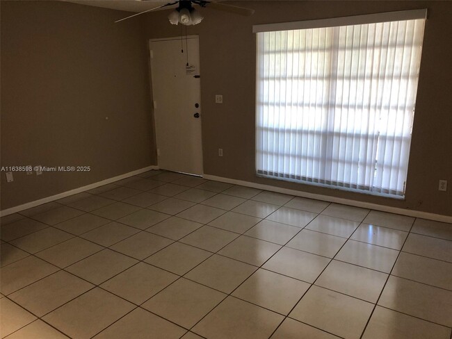 10820 N Kendall Dr in Miami, FL - Foto de edificio - Building Photo