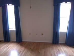 725 Twin Holly Ln in Silver Spring, MD - Building Photo - Building Photo