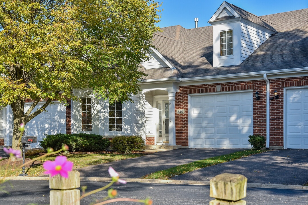 385 Delnor Glen Dr in St. Charles, IL - Building Photo