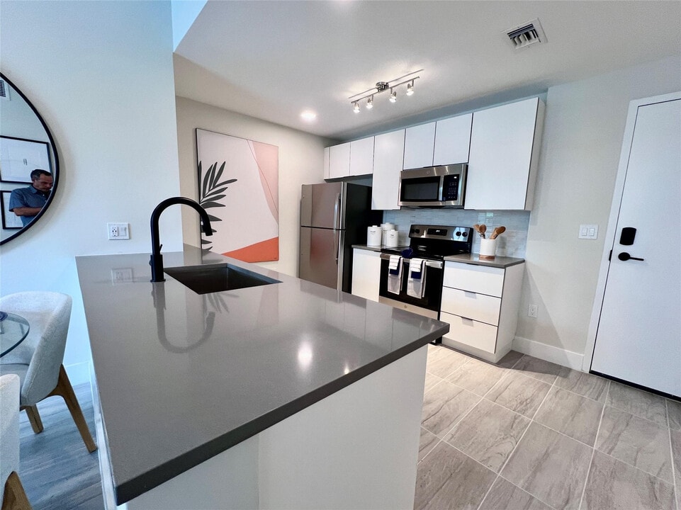 120 N Compass Way in Dania Beach, FL - Foto de edificio