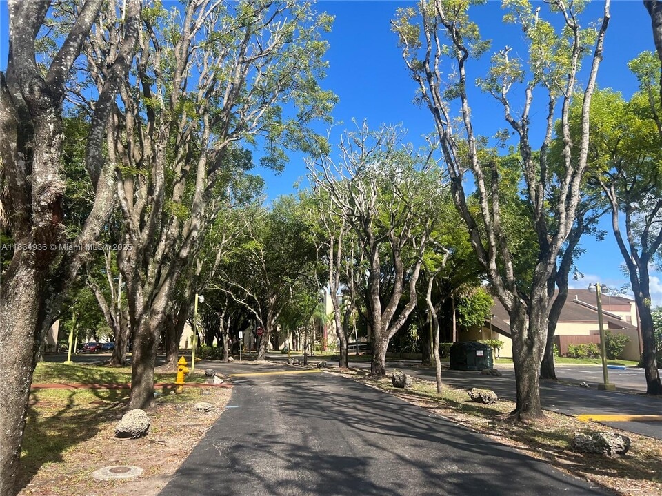 14311 N Kendall Dr in Miami, FL - Building Photo