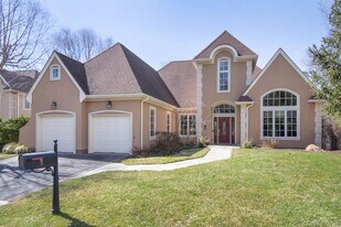 9 Stony Gate Oval in New Rochelle, NY - Building Photo