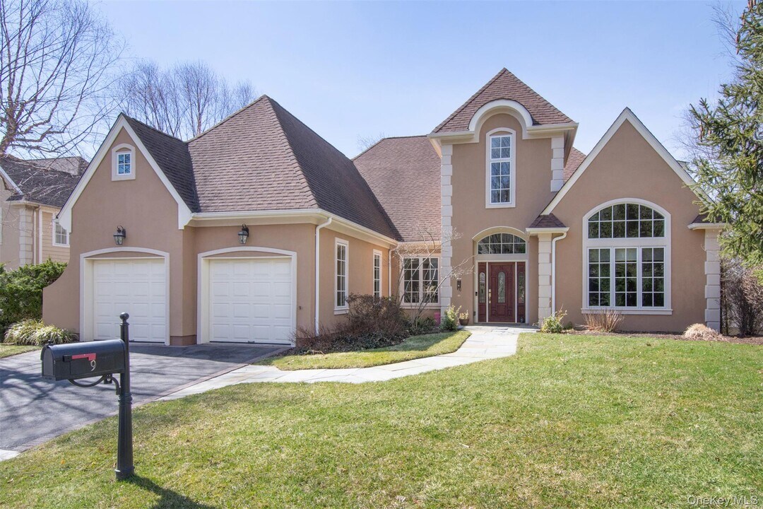 9 Stony Gate Oval in New Rochelle, NY - Building Photo