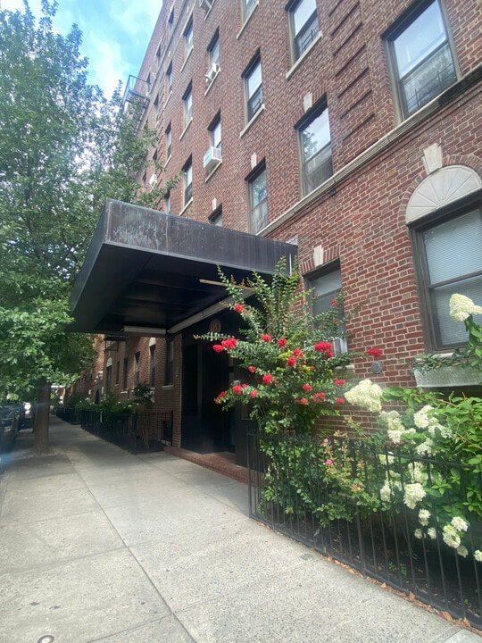 135 Hawthorne St, Unit 2J in Brooklyn, NY - Building Photo