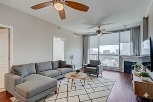 300 W Beech St in San Diego, CA - Building Photo