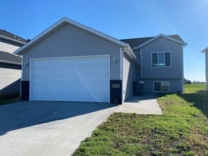 3235 39th Ave S in Moorhead, MN - Building Photo - Building Photo