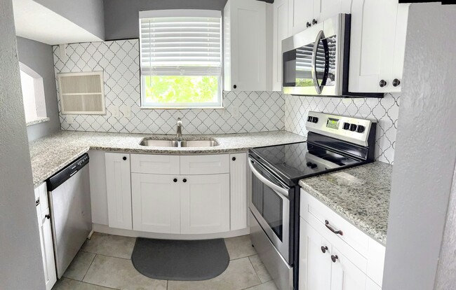 214 Columbia Dr in Tampa, FL - Building Photo - Building Photo