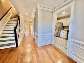 215 Brantley Rd in Atlanta, GA - Building Photo