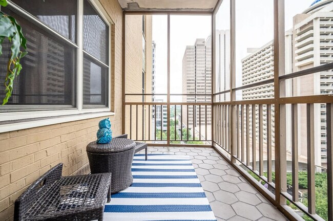 300 W Peachtree St NW
