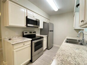 1013 Gunnison St in Sealy, TX - Foto de edificio - Building Photo