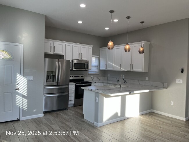 8371 Bergthold Way in Sacramento, CA - Foto de edificio - Building Photo