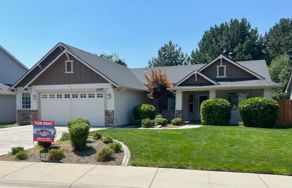 1097 N Cliff Creek Ave in Meridian, ID - Building Photo