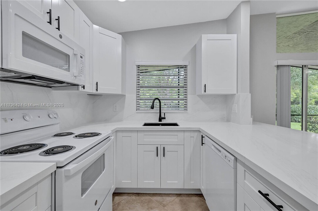 618 Woodgate Cir in Sunrise, FL - Building Photo
