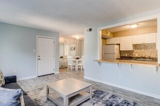 245 Mc Donnell Ave in Biloxi, MS - Foto de edificio - Building Photo