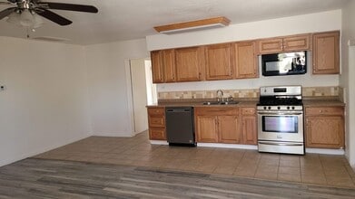 9820 Greenacres Dr in Bakersfield, CA - Building Photo - Building Photo