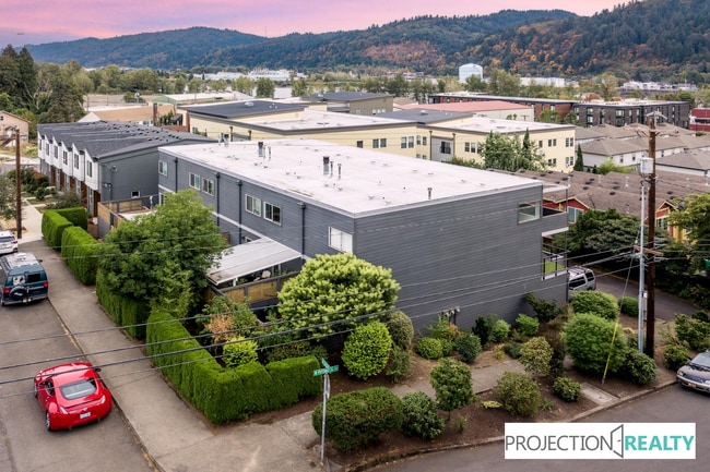 6838 N Pittsburg Ave in Portland, OR - Building Photo - Building Photo