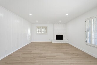 23723 Aetna St in Woodland Hills, CA - Foto de edificio - Building Photo