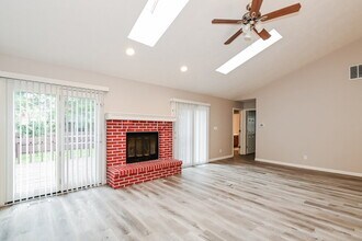 1068 W Southport Rd in Indianapolis, IN - Foto de edificio - Building Photo