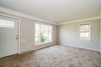 16 Broadmore Ave in Bedford, OH - Foto de edificio - Building Photo