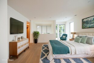 2000 N Beachwood Dr in Los Angeles, CA - Building Photo