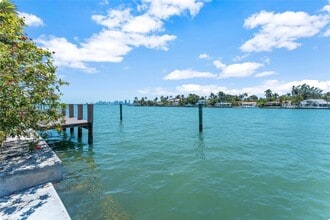7536 W Treasure Dr in North Bay Village, FL - Foto de edificio - Building Photo