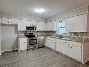 102 Hullum Dr in Teague, TX - Building Photo - Building Photo