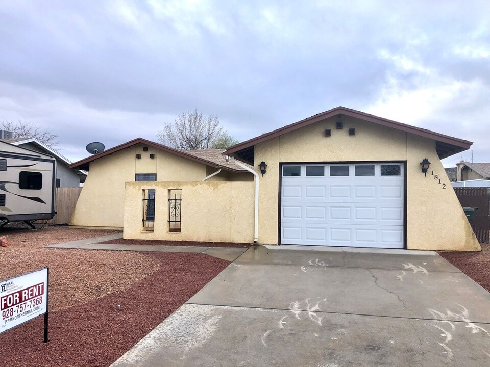 1812 Hope Ave in Kingman, AZ - Building Photo