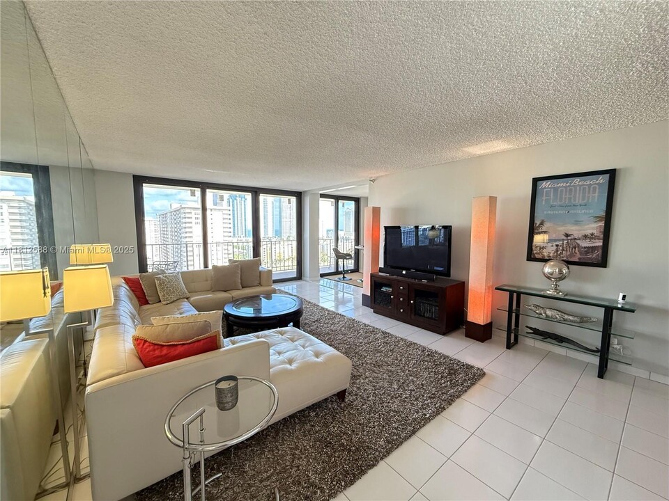 290 174th St in Sunny Isles Beach, FL - Building Photo